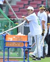 打撃練習を見守る岡田監督（撮影・伊藤笙子）