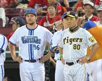 表彰式を見つめるバウアー（左）と岡田監督（撮影・伊藤笙子）