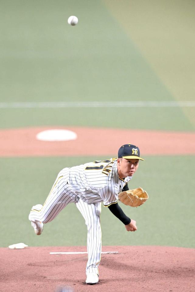 　初球、超スローボールを投じる村上