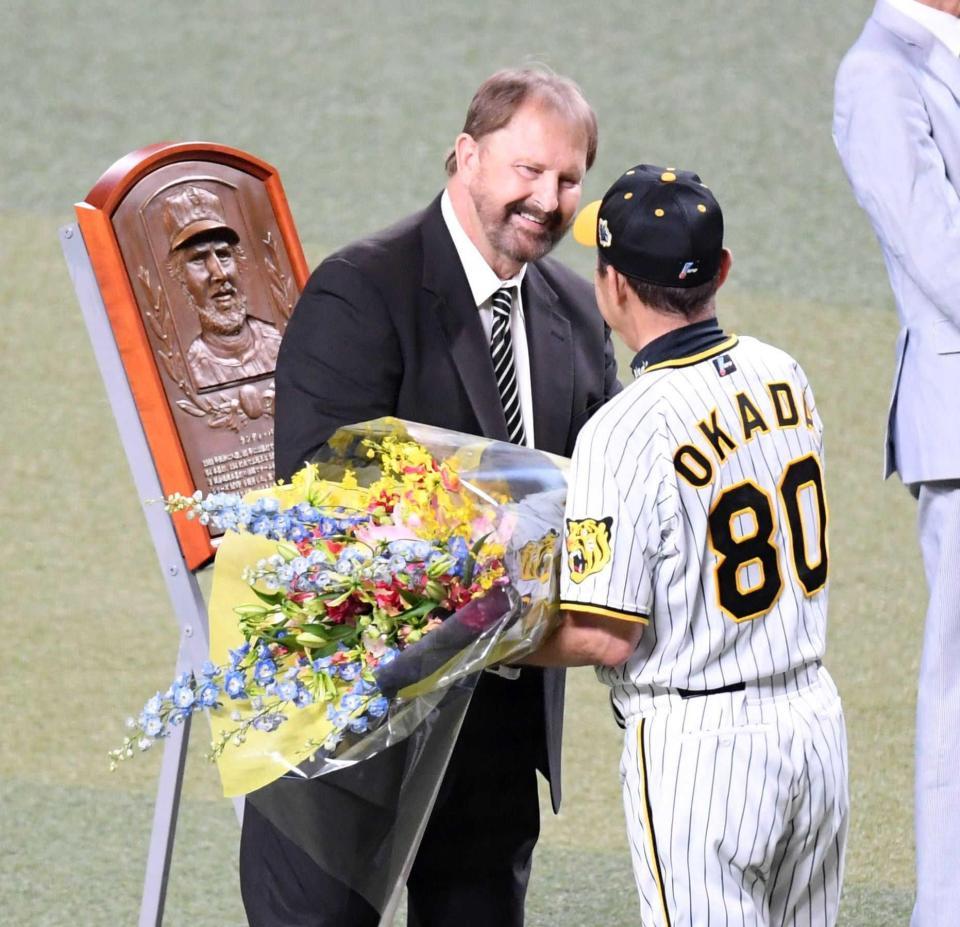 　野球殿堂入り表彰で岡田監督（８０）から笑顔で花束を受け取るバース氏