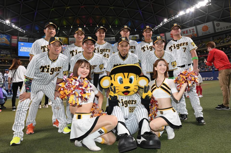 　オールスター第１戦の試合後、記念撮影をする（中列左から）梅野、村上、岡田監督、中野、（後列左から）岩崎、木浪、大竹、佐藤輝、大山、ノイジー＝１９日