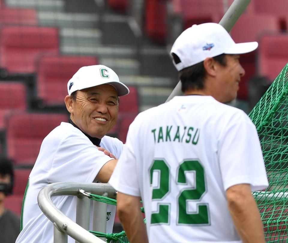 高津監督（右）と談笑する岡田監督（撮影・中田匡峻）