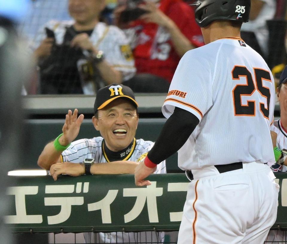 ５回、牧の適時打で生還した岡本和（右）を迎える岡田監督（撮影・伊藤笙子）