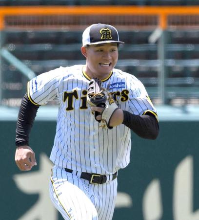 　シートノックで左翼に入り、守備練習に励む森下（撮影・北村雅宏）