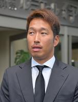 　横田慎太郎さんの通夜に参列した西田直斗氏（撮影・立川洋一郎）