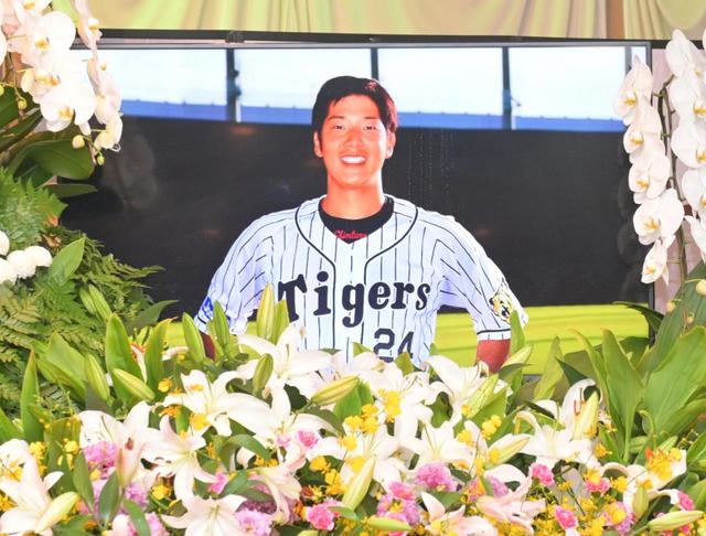 元阪神 横田慎太郎さん通夜 祭壇は野球場 同期入団の梅野らから多くの花届く 「甲子園でホームランを打つ!」直筆色紙も