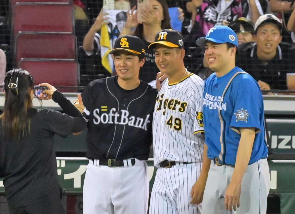 　試合終了後に記念撮影をする（右から）田中正、大竹、和田