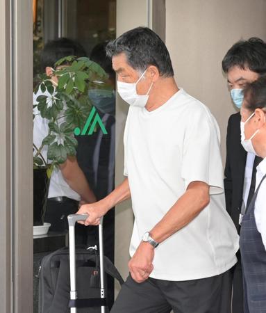 　横田慎太郎さんの告別式に参列した川藤幸三阪神ＯＢ会長（撮影・立川洋一郎）