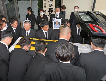 　友人らによって運び込まれる横田慎太郎さんの柩（ひつぎ）＝撮影・立川洋一郎