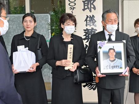 　横田慎太郎さんの出棺を見守る（右から）父・真之さん、母・まなみさん、姉・真子さん（撮影・立川洋一郎）