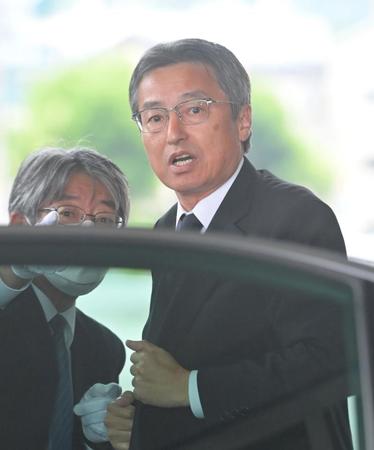 　横田慎太郎さんの告別式に参列する百北球団社長（撮影・立川洋一郎）