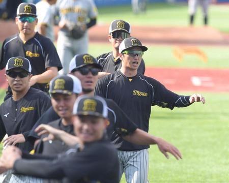 　試合前のアップをする近本（右端）＝撮影・高部洋祐