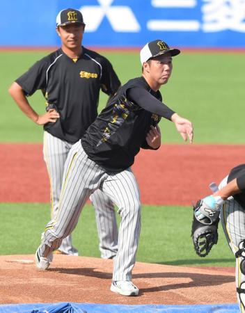 　試合前、マウンドの感触を確かめる青柳（手前）撮影・高部洋祐