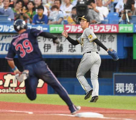 　１回、サンタナに適時打を許した青柳。左は三塁を回る一走の宮本（撮影・棚橋慶太）