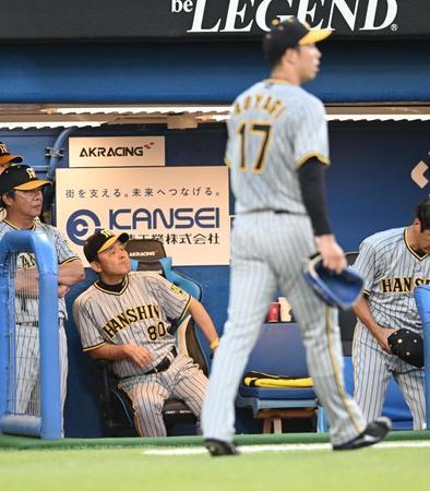 　１回、２点を失った青柳（１７）に渋い表情の岡田監督（撮影・金田祐二）