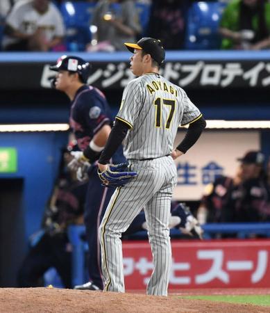 　５回、村上（左）に２ランを浴び、ぼう然と立ち尽くす青柳（撮影・棚橋慶太）