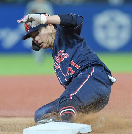 　５回、阪神の守備が乱れる間に三塁を陥れる山崎（撮影・高部洋祐）