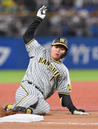 　７回、２点適時三塁打を放ちスライディングする森下（撮影・高部洋祐）