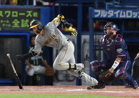 　７回、適時打を放つ梅野。捕手・中村（撮影・棚橋慶太）