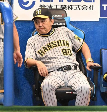 　ベンチでがっくりの岡田監督（撮影・金田祐二）