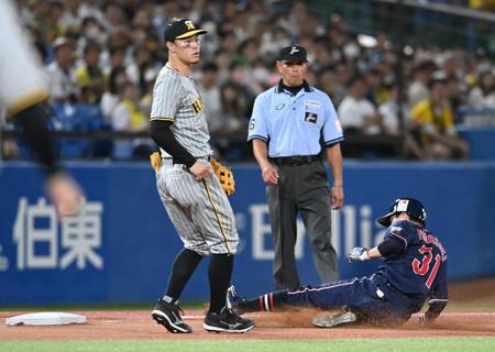 　５回、武岡の送りバントで一走・山崎が送球間に三塁へ（撮影・金田祐二）