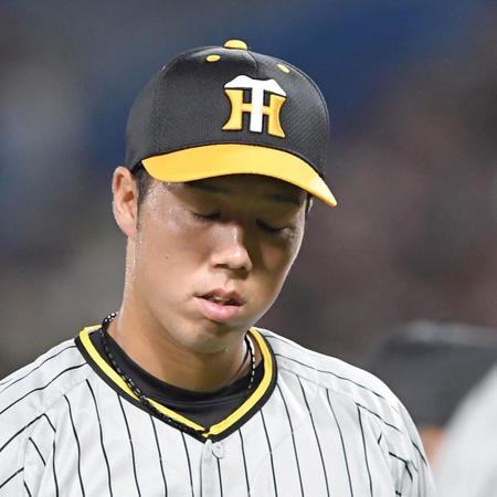 　村上に２ランを許した５回を投げ終え、悔しそうにベンチに戻る青柳（撮影・高部洋祐）