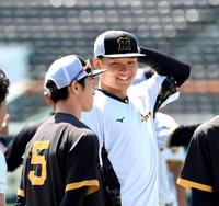 　近本（５）と談笑する森下