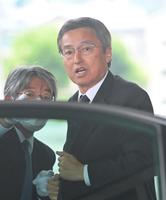 　横田慎太郎さんの告別式に参列する百北球団社長（撮影・立川洋一郎）