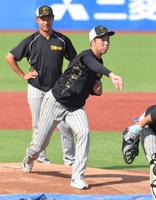 　試合前、マウンドの感触を確かめる青柳（手前）撮影・高部洋祐