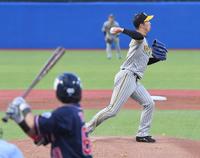 　１回、一塁にけん制悪送球する青柳（撮影・高部洋祐）