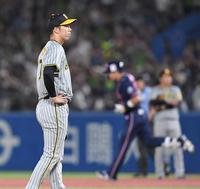 　５回、村上（右）に２ランを浴びる青柳（撮影・高部洋祐）