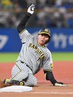 　７回、２点適時三塁打を放ちスライディングする森下（撮影・高部洋祐）