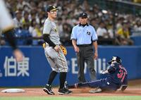 　５回、武岡の送りバントで一走・山崎が送球間に三塁へ（撮影・金田祐二）