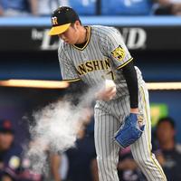 　２回、連打を浴びロジンを握りしめ悔しがる青柳（撮影・棚橋慶太）