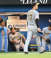 　１回、２点を失った青柳（１７）に渋い表情の岡田監督（撮影・金田祐二）