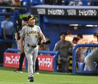 　ヤクルトに敗れ、声を荒らげグラウンドを後にする岡田監督（撮影・棚橋慶太）