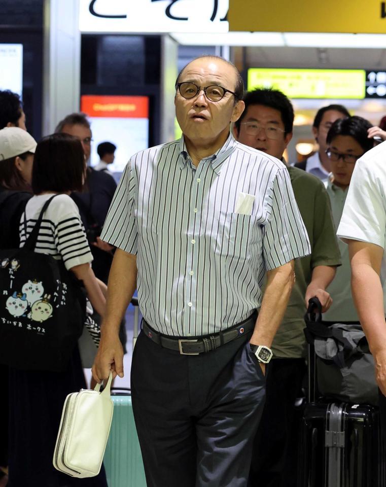　ヤクルト戦に向けて東上する岡田監督
