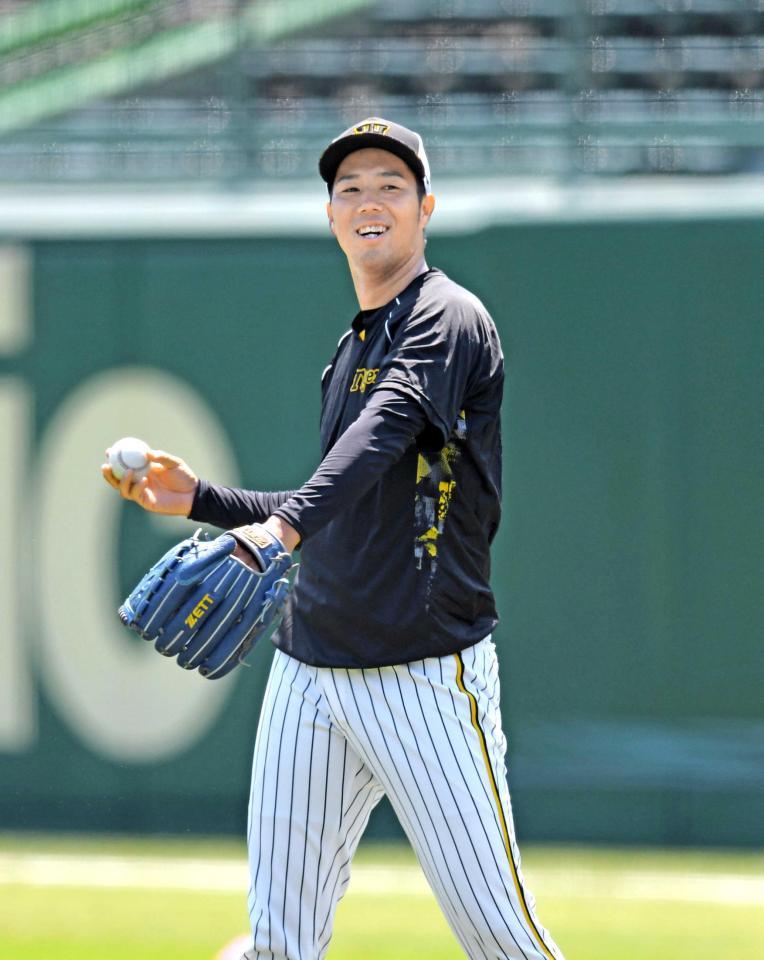 　キャッチボール中に笑顔を見せる青柳