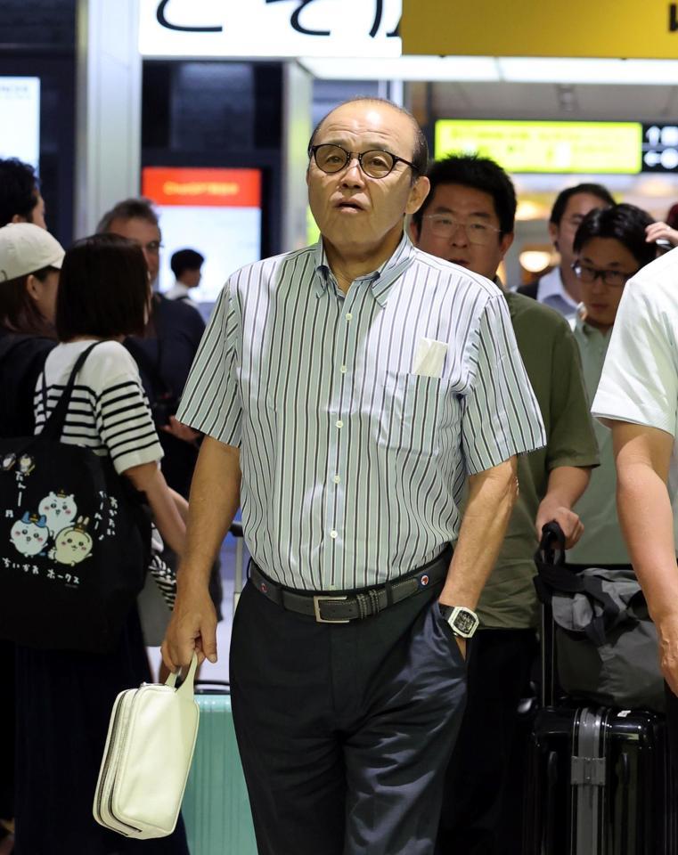 　オールスター戦を終え、東京に向かう岡田監督（撮影・山口登）