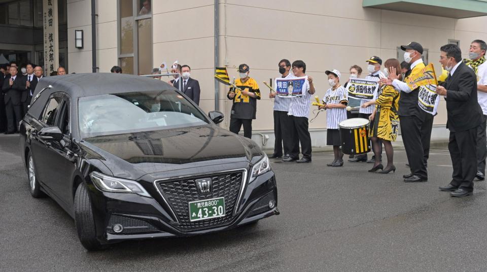 　ファンによる応援歌が流れる中、横田慎太郎さんの柩（ひつぎ）を乗せた車（撮影・立川洋一郎）