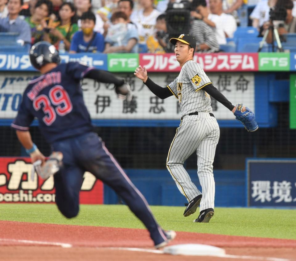 　１回、サンタナに適時打を許した青柳。左は三塁を回る一走の宮本（撮影・棚橋慶太）