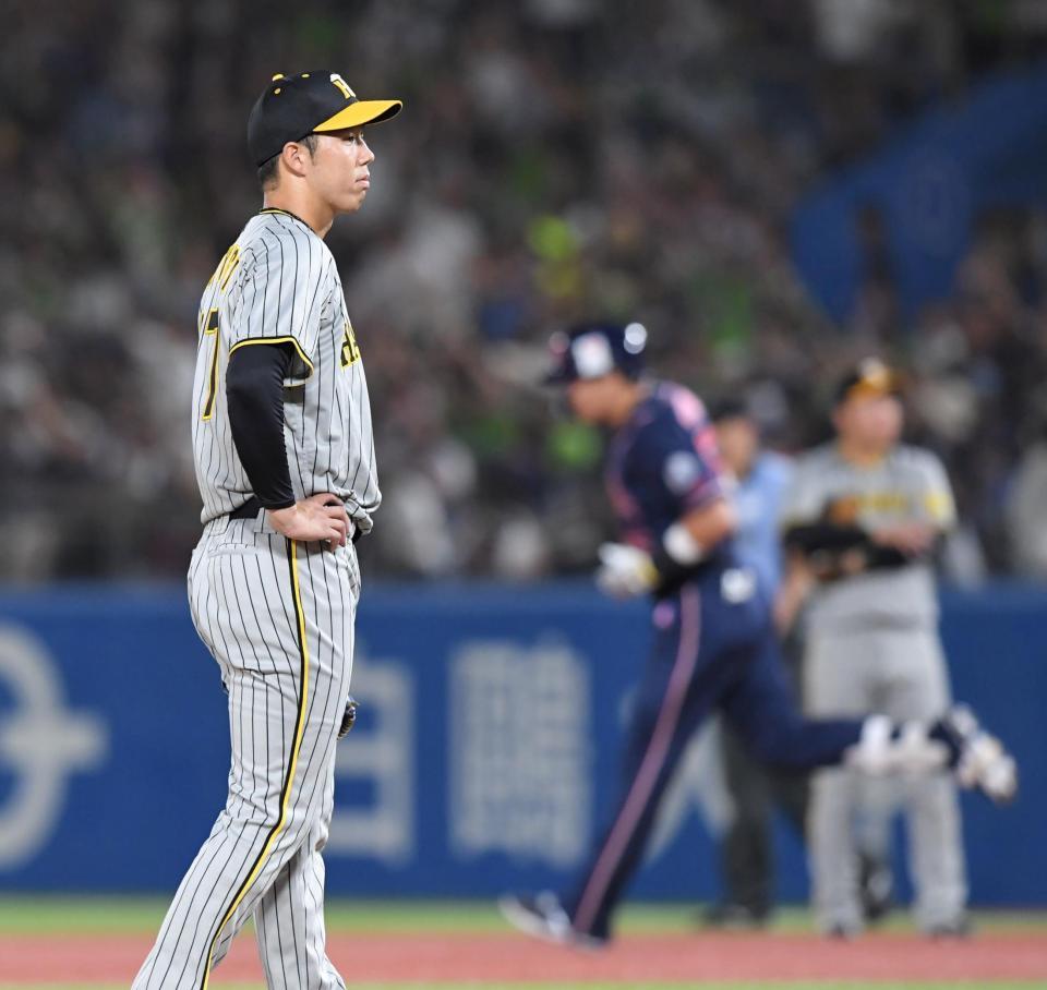 　５回、村上（右）に２ランを浴びる青柳（撮影・高部洋祐）