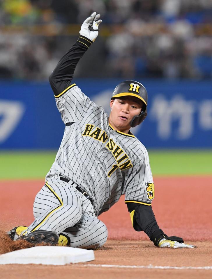 　７回、２点適時三塁打を放ちスライディングする森下（撮影・高部洋祐）