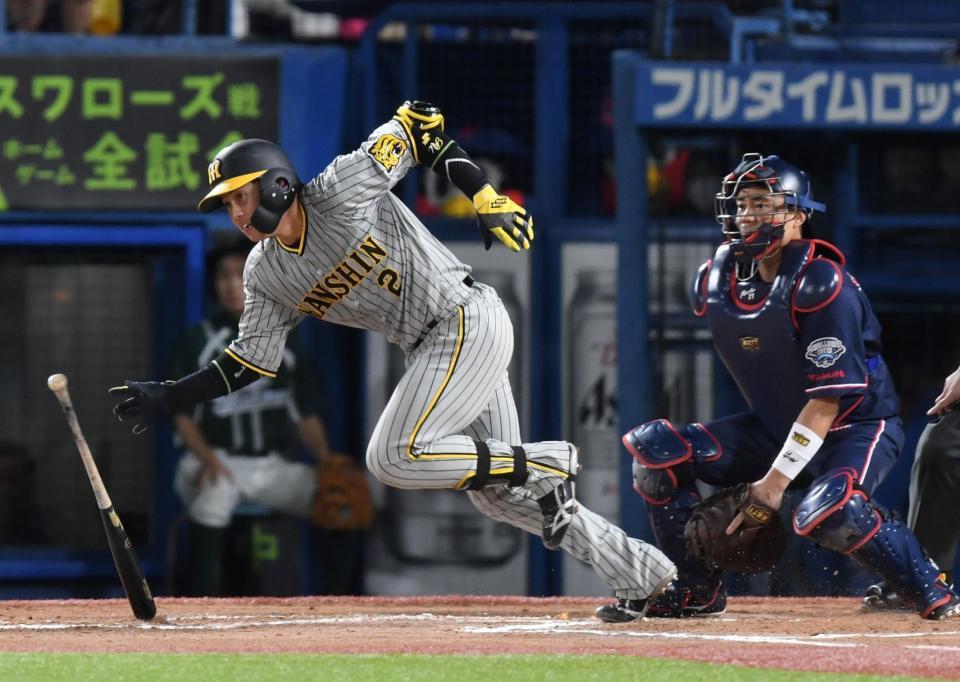 　７回、適時打を放つ梅野。捕手・中村（撮影・棚橋慶太）