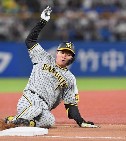 　７回、２点適時三塁打を放ちスライディングする森下