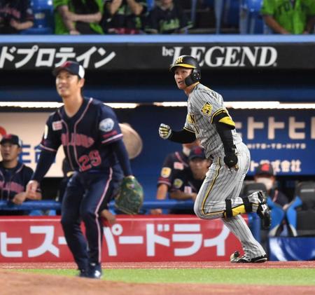 　７回、適時三塁打を放つ森下。投手小川