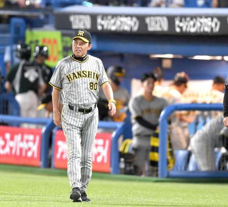 　ヤクルトに敗れ、厳しい表情でグラウンドを後にする岡田監督