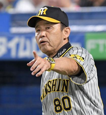 　８回表終了後、選手交代を告げる岡田監督（撮影・高部洋祐）