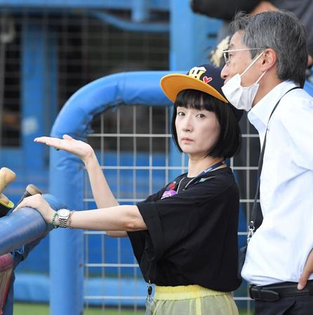 　百北球団社長（右）と話す千秋（撮影・高部洋祐）