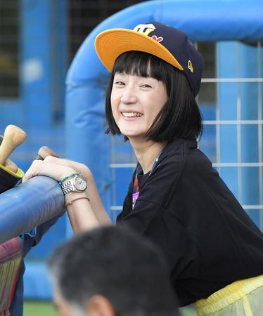 　試合前、阪神ベンチからナインの練習を見守る千秋（撮影・高部洋祐）